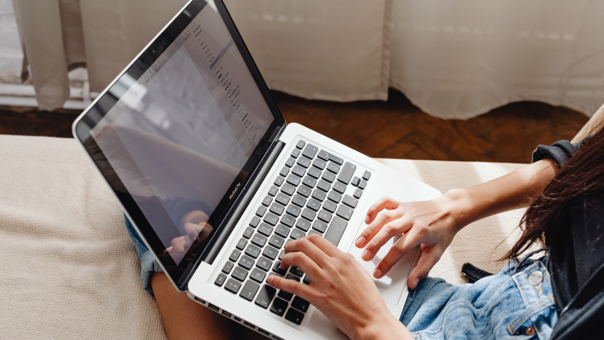 ノートパソコンで英語学習している子供